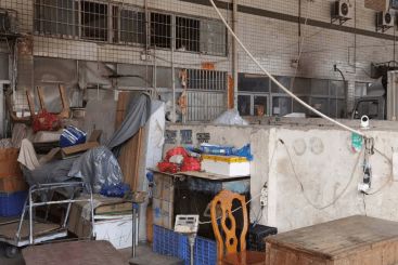 小型工廠倉庫消防隱患重重 電線亂拉、貨物亂堆、意識薄弱亟待整治